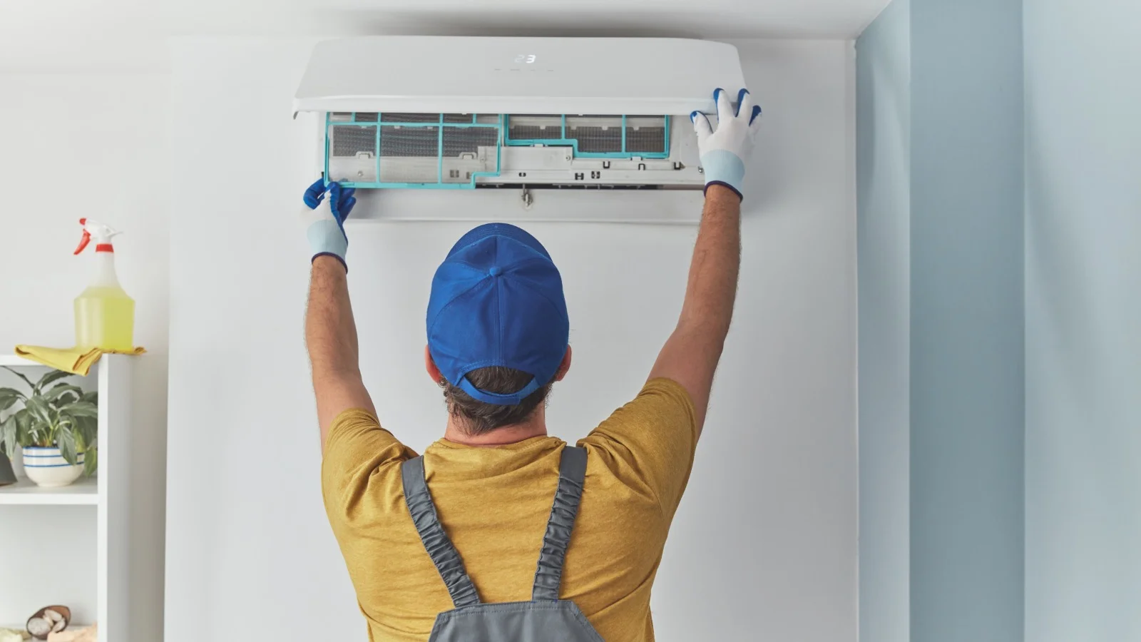 A-man-clean-AC-